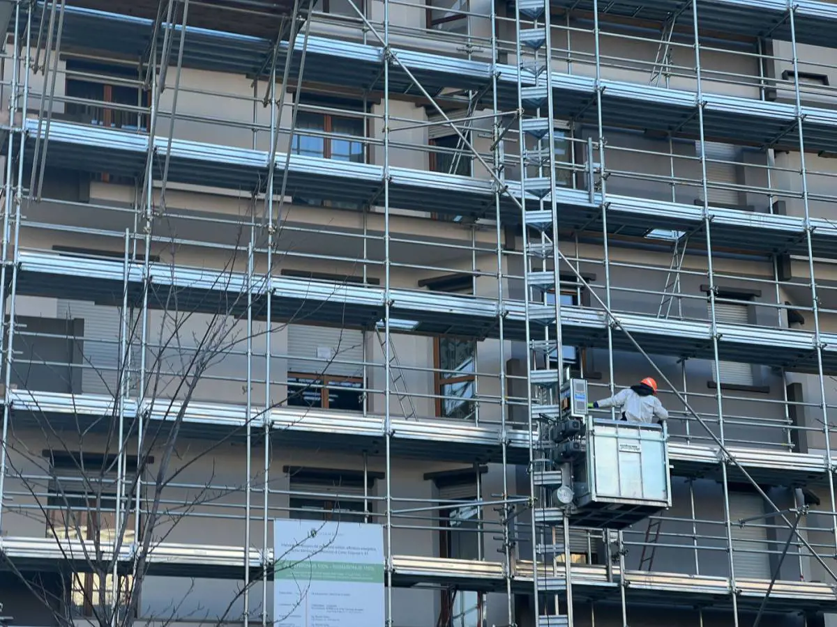 Si unos ladrones entran en su casa utilizando andamios, la empresa y el condominio son responsables.