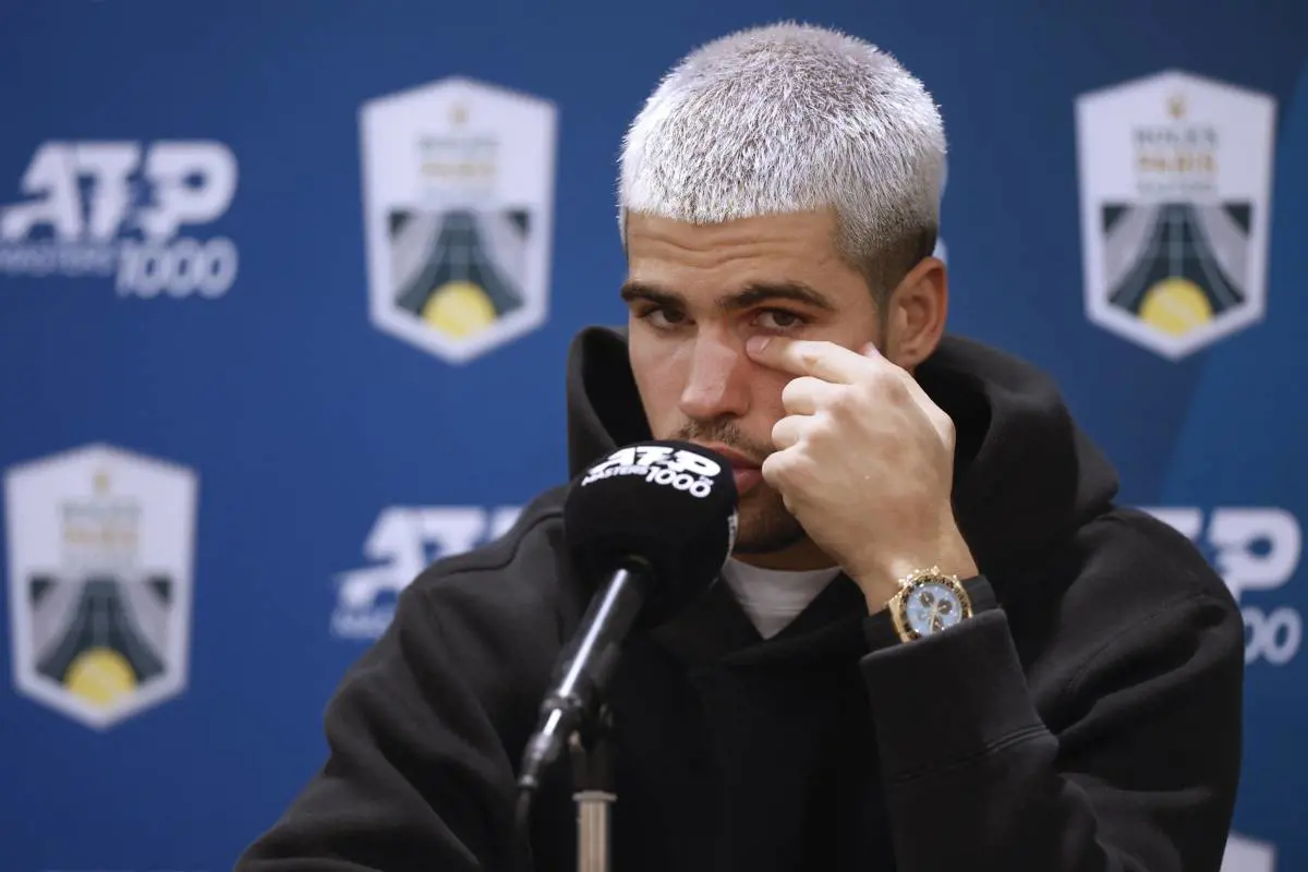 Alcaraz fracasa en París, eliminado en primera ronda: ¿Cómo puede Sinner volver al número 1?